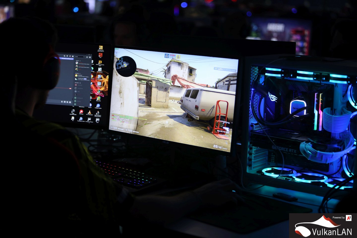 VulkanLAN2022 20221029 (c)dunkellicht photo 219 0164 Teilnehmer GamingSetup