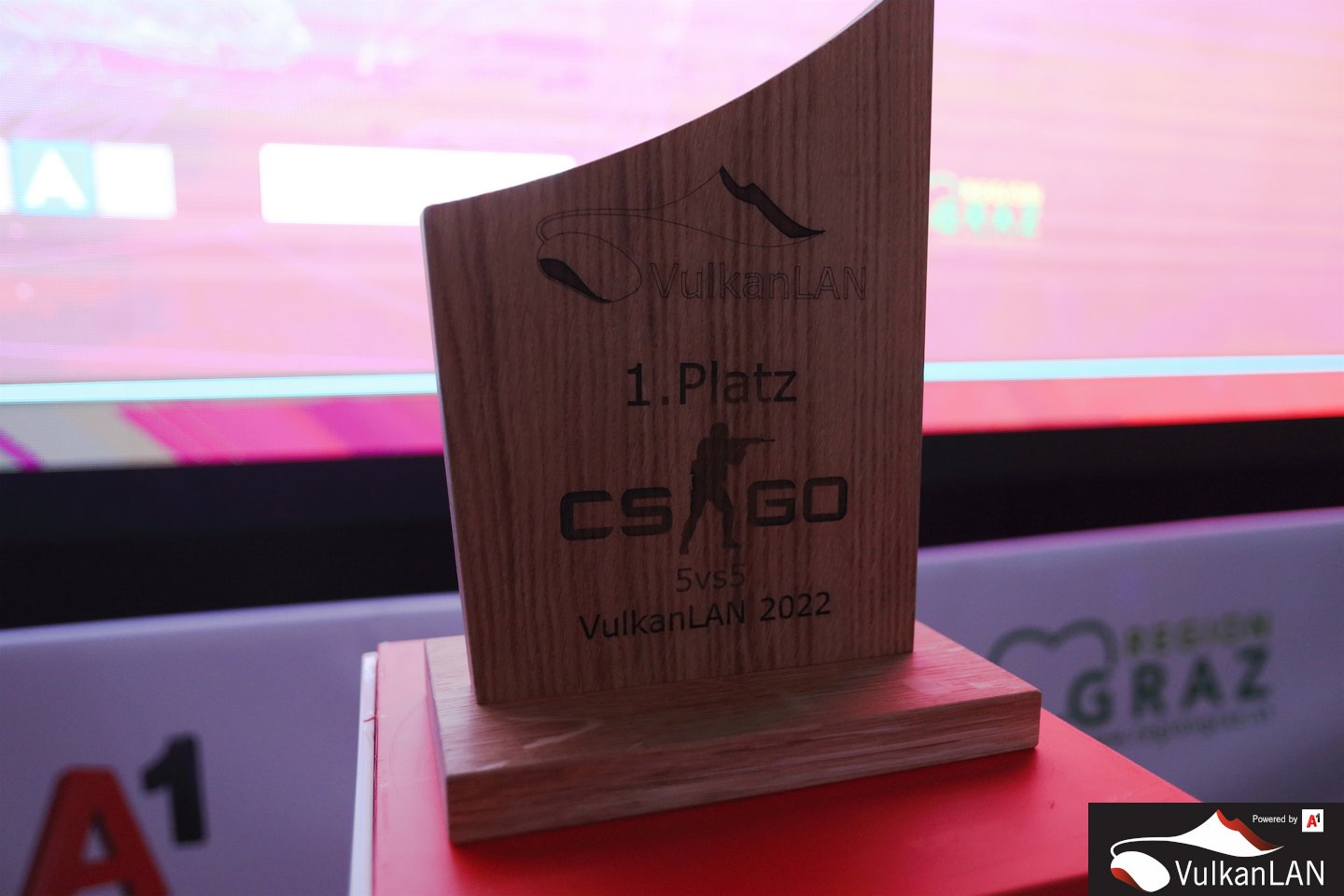 VulkanLAN2022 20221030 (c)dunkellicht photo 004 0385 VulkanLAN Pokal von Tischlerrei Knaus